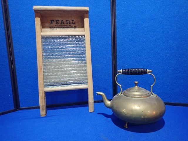 Moving Auction - Ontario Auctions - Auctions Ontario - Sell online - Buy & Sell - Sell online today - Online Auctions - Best price - Guelph - Guelph and region - Canadian _ Canada - Toronto Antique Decor
- Handheld Washboard
- Pearl- Manufactured by Canadian Woodenware
- 8 1/2" W x 17 1/2" H
- Brass Toddi Kettle