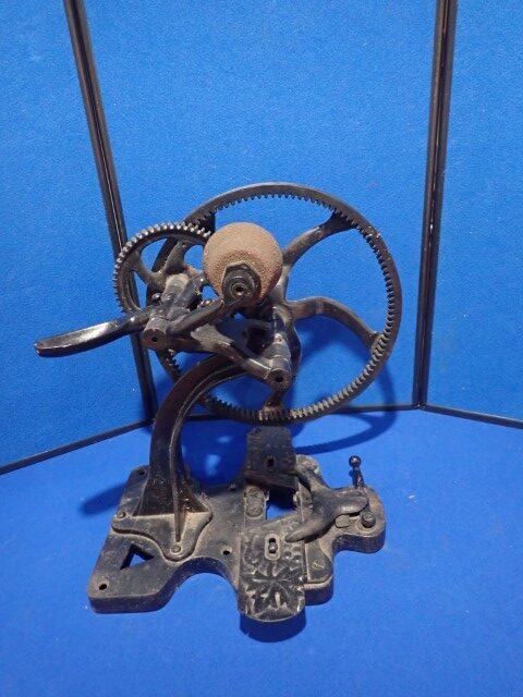 Moving Auction - Ontario Auctions - Auctions Ontario - Sell online - Buy & Sell - Sell online today - Online Auctions - Best price - Guelph - Guelph and region - Canadian _ Canada - Toronto Bench Vice
- 10" Long
- With Metal Clamp
Antique Grinder
- Cast Iron Grinder