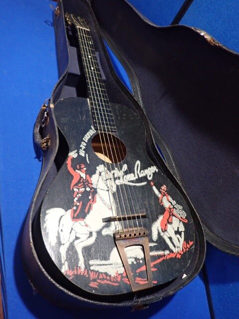 Moving Auction - Ontario Auctions - Auctions Ontario - Sell online - Buy & Sell - Sell online today - Online Auctions - Best price - Guelph - Guelph and region - Canadian _ Canada - Toronto Vintage Lone Ranger Guitar
- 1930s Supertone
- Has the Lone Ranger Stencil
- Has all Strings
- Comes with Leather Carrying Case